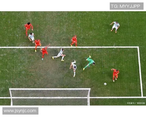 不同足球明星的独特踢球风格解析与对比探讨