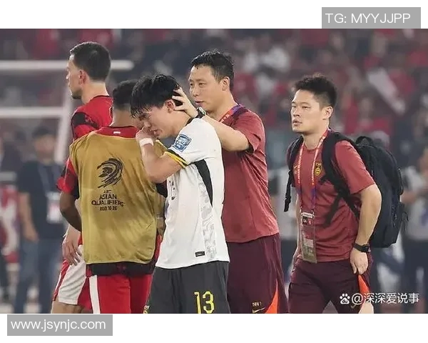 中国足球明星在比赛中意外扭伤膝盖恐将影响球队后续表现与赛季计划